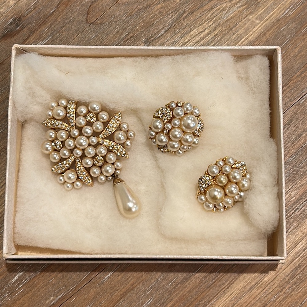 Vintage R. Mandle Pearl Brooch & Matching Earring Set. - Picture 3 of 14